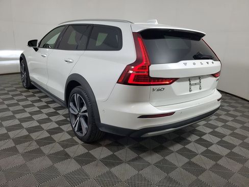 Used 2025 Volvo V60 B5 Cross Country Plus image 6