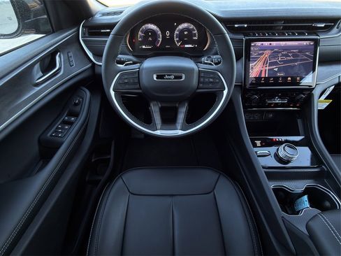 New 2025 Jeep Grand Cherokee Limited w/ Black Appearance Package image 11