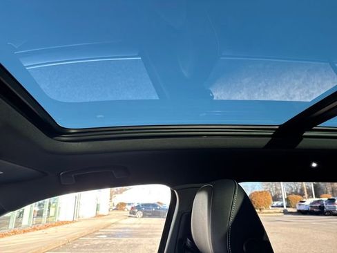 Certified 2022 Volkswagen Tiguan SEL R-Line image 31