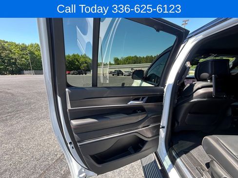 Used 2025 Jeep Grand Wagoneer L Series III w/ Rear Seat Video Group 1 AWD/4WD image 13