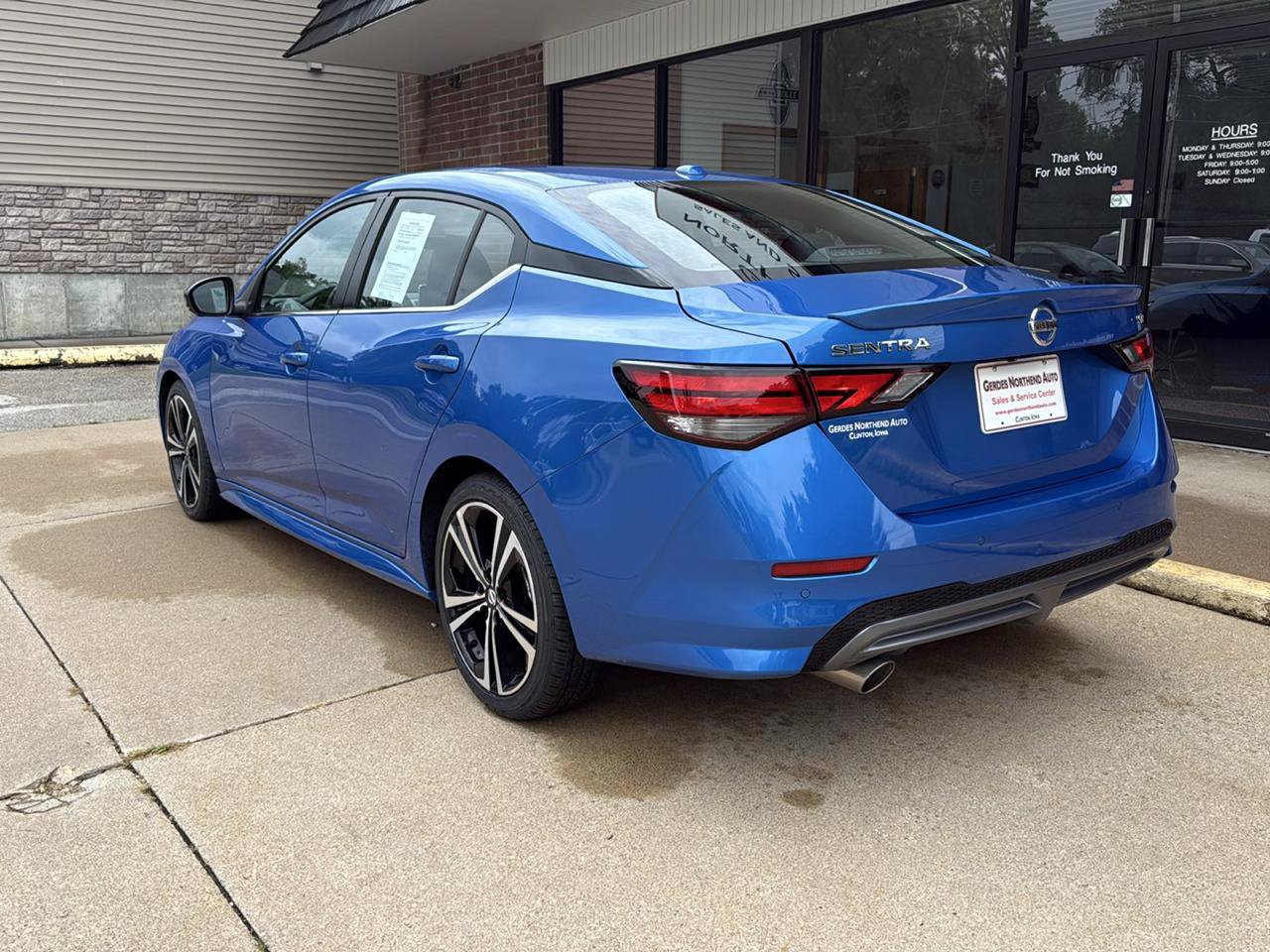 Used 2022 Nissan Sentra SR w/ SR Premium Package FWD image 5