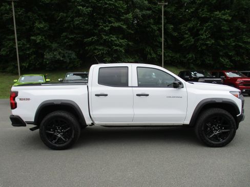 Used 2024 Chevrolet Colorado Trail Boss w/ Technology Package AWD/4WD image 4
