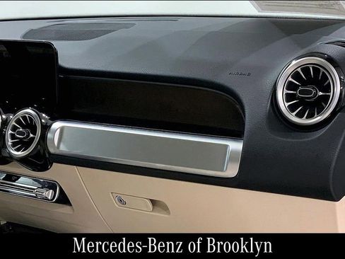 Used 2023 Mercedes-Benz GLB 250 4MATIC image 21