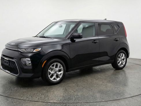 Used 2025 Kia Soul LX w/ LX Technology Package FWD image 3