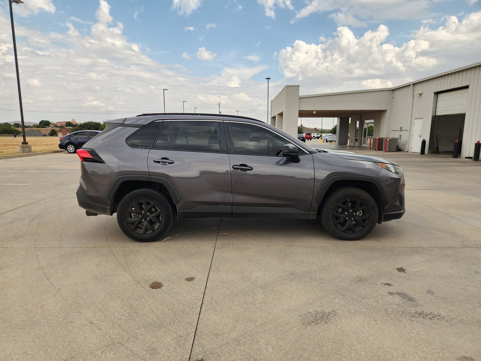 Used 2021 Toyota RAV4 LE FWD image 7