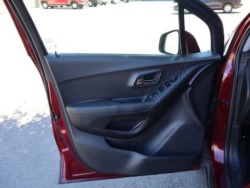 Used 2017 Chevrolet Trax LT AWD/4WD image 23