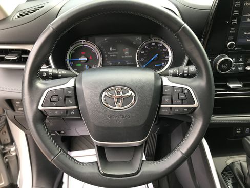 Used 2022 Toyota Highlander XLE AWD/4WD image 18