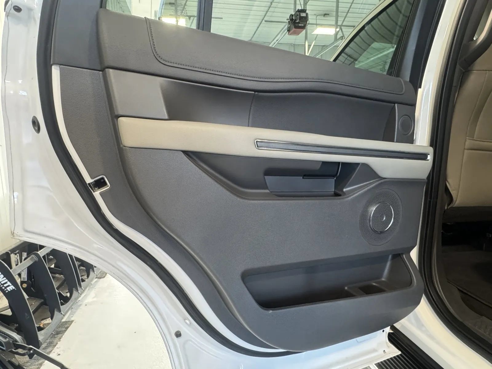 Used 2019 Ford Expedition XLT w/ Equipment Group 202A AWD/4WD image 12