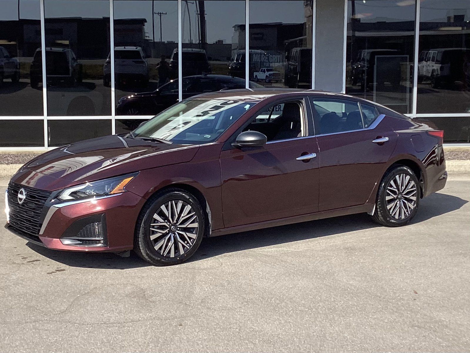 Used 2025 Nissan Altima 2.5 SV FWD image 2