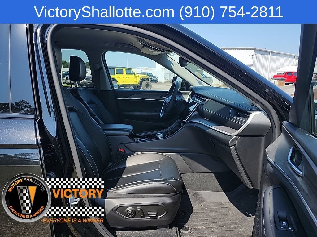 Used 2023 Jeep Grand Cherokee Limited w/ Black Appearance Package AWD/4WD image 33