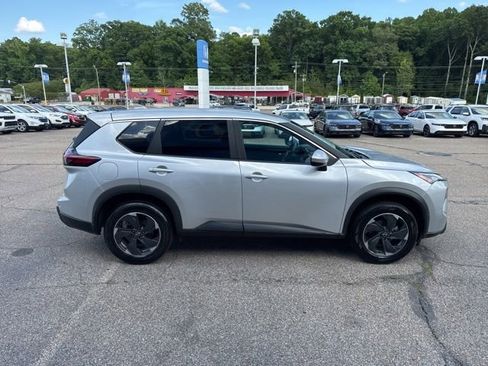 Used 2024 Nissan Rogue SV FWD image 4