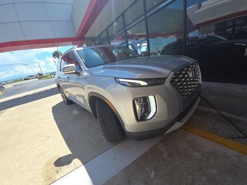 Used 2022 Hyundai Palisade SEL w/ Premium Package FWD image 2