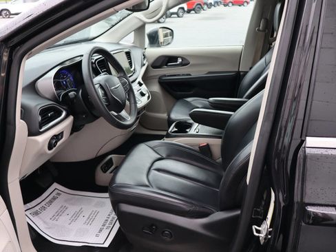 Used 2023 Chrysler Pacifica Touring-L FWD image 6