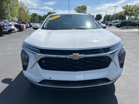 Used 2025 Chevrolet Trax LT w/ LT Convenience Package FWD image 2