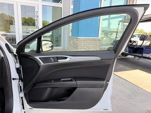 Used 2019 Ford Fusion SE FWD image 18