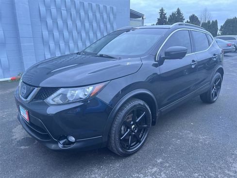Used 2018 Nissan Rogue Sport SL image 1