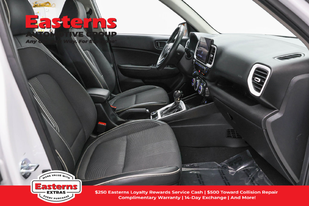 Used 2025 Hyundai Venue Limited FWD image 25