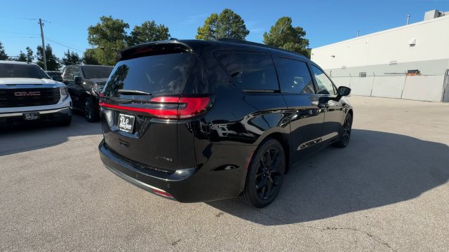 Used 2025 Chrysler Pacifica Limited FWD image 9