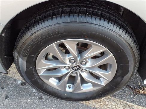 Used 2024 Toyota Sienna XLE image 6