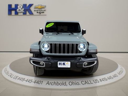 Used 2024 Jeep Wrangler Unlimited Sahara w/ Technology Group AWD/4WD image 3