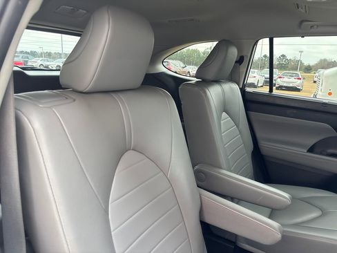 Used 2022 Toyota Highlander XLE image 27