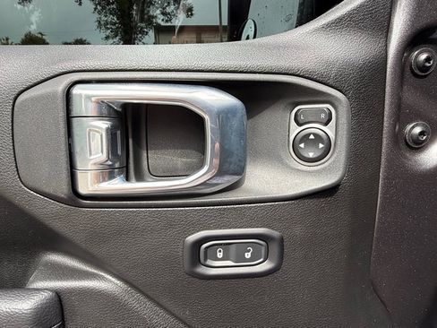Used 2025 Jeep Gladiator Overland AWD/4WD image 13