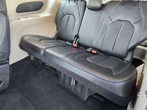 Used 2024 Chrysler Pacifica Touring-L image 30