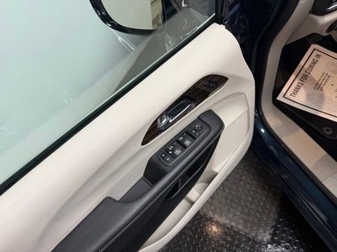 Used 2023 Chrysler Pacifica Limited image 13