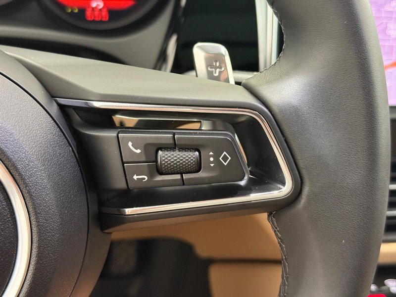 Certified 2025 Porsche Macan AWD/4WD image 21