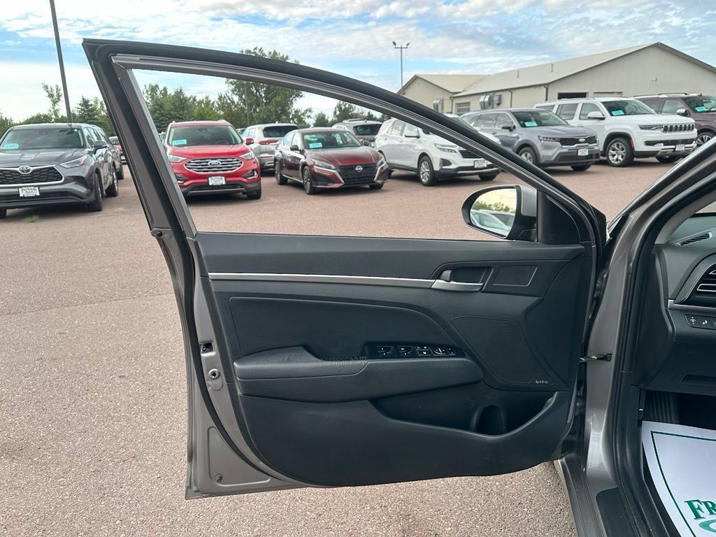 Used 2020 Hyundai Elantra Limited w/ Cargo Package (C1) FWD image 11