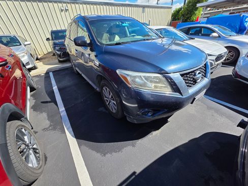 Used 2013 Nissan Pathfinder SV w/ Trailer Tow Pkg image 2