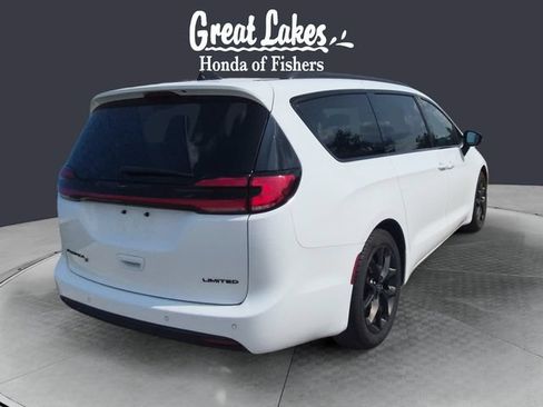 Used 2025 Chrysler Pacifica Limited FWD image 5
