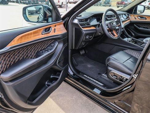 Used 2025 Jeep Grand Cherokee Summit image 31