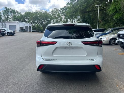 Used 2023 Toyota Highlander XLE image 3