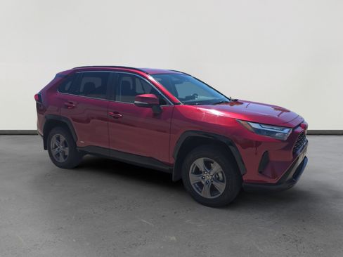 Used 2022 Toyota RAV4 XLE w/ XLE Grade Weather Package AWD/4WD image 7