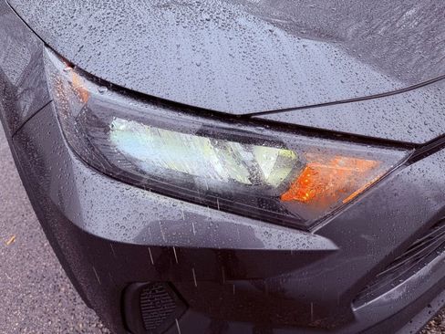 Used 2021 Toyota RAV4 LE image 12