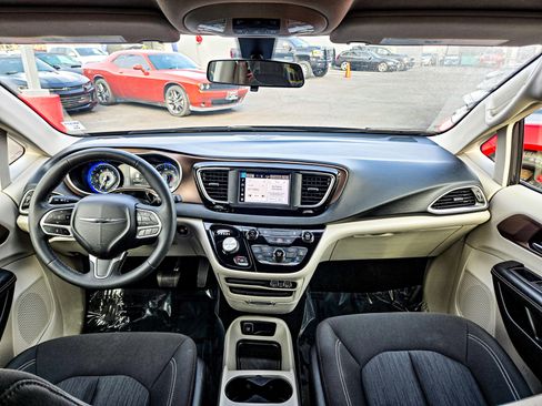 Used 2022 Chrysler Voyager LX image 16