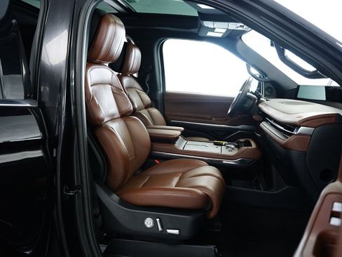 Used 2025 Lincoln Navigator Reserve image 29