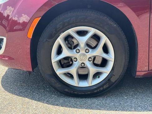 Used 2020 Chrysler Pacifica Touring-L Plus w/ Tire & Wheel Group FWD image 11