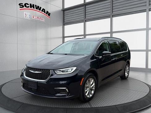 Used 2022 Chrysler Pacifica Touring-L w/ Uconnect Theater Family Group AWD/4WD image 8