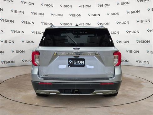 Used 2021 Ford Explorer XLT w/ Equipment Group 202A image 4