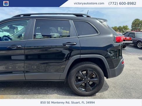 Used 2018 Jeep Cherokee Latitude w/ Altitude Package AWD/4WD image 5
