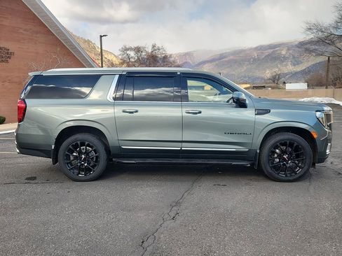 Used 2023 GMC Yukon XL Denali image 2