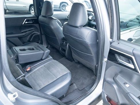 Used 2024 Mitsubishi Outlander SE Black Edition image 37