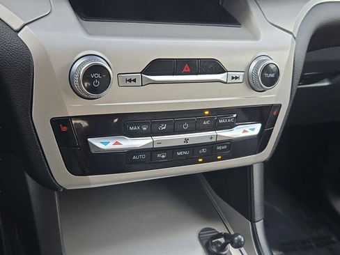 Used 2022 Ford Explorer XLT image 35