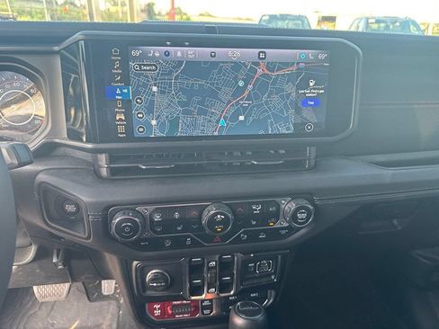 Used 2024 Jeep Gladiator Rubicon w/ Technology Group AWD/4WD image 13