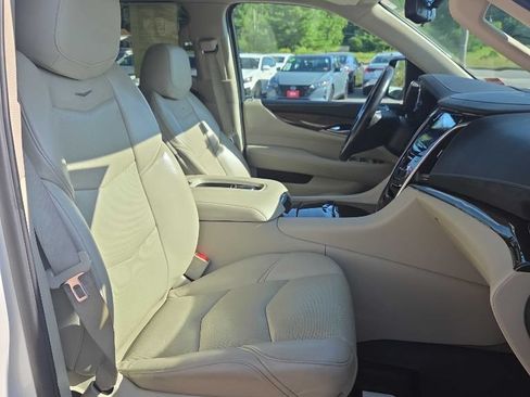 Used 2020 Cadillac Escalade ESV Premium Luxury AWD/4WD image 11