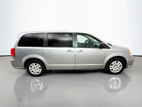 Used 2018 Dodge Grand Caravan SE w/ UConnect Hands-Free Group FWD image 8