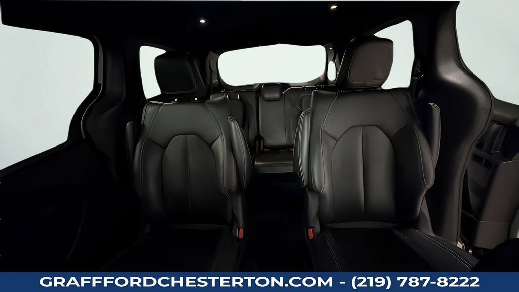 Used 2024 Chrysler Pacifica Limited FWD image 24