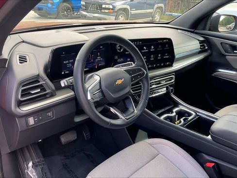 Used 2025 Chevrolet Traverse LT image 16